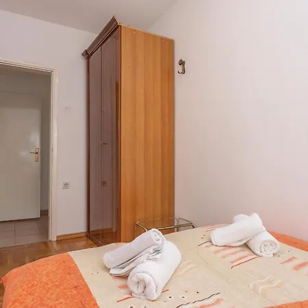 Amazing In Sibenik With 4 Bedrooms, Wifi And Outdoor Swimming Pool Holiday home