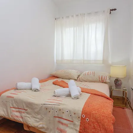 Σπίτι διακοπών Cozy In Sibenik With Sauna