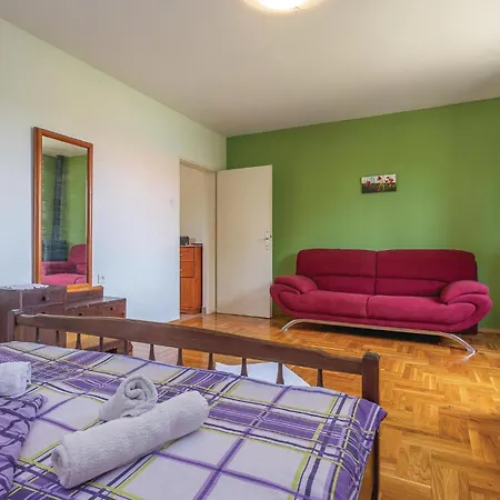 Amazing In Sibenik With 4 Bedrooms, Wifi And Outdoor Swimming Pool