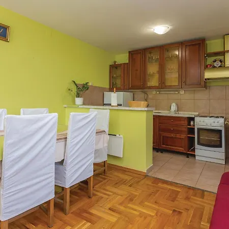 Amazing In Sibenik With 4 Bedrooms, Wifi And Outdoor Swimming Pool *