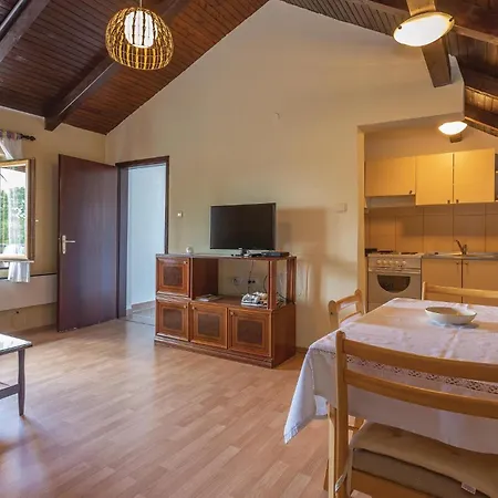 Amazing In Sibenik With 4 Bedrooms, Wifi And Outdoor Swimming Pool Holiday home