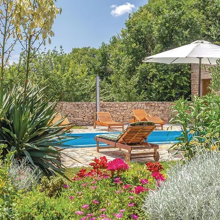 Amazing In Sibenik With 4 Bedrooms, Wifi And Outdoor Swimming Pool Holiday home