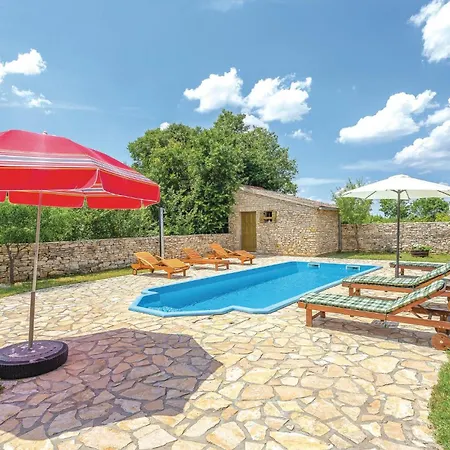Amazing In Sibenik With 4 Bedrooms, Wifi And Outdoor Swimming Pool Holiday home *