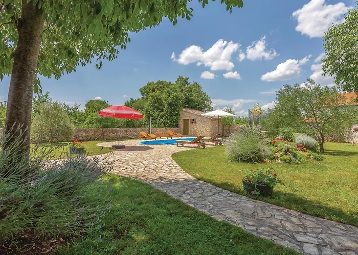 Vakantiehuis Cozy In Sibenik With Sauna *